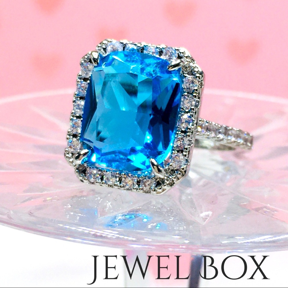 ❌ SOLD ❌ 14k white gold blue diamond ring halo